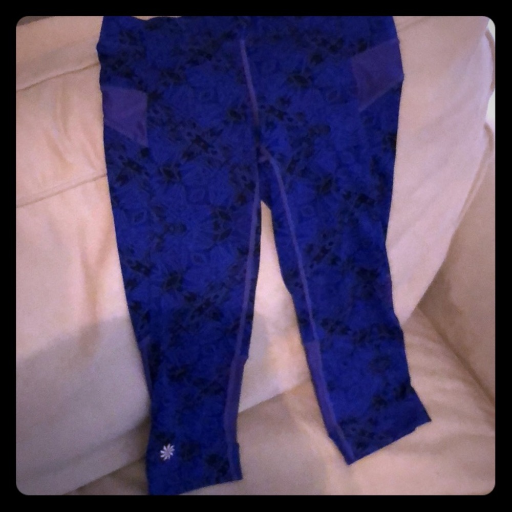 Athleta Blue & Black Pattern Capri Workout Pants